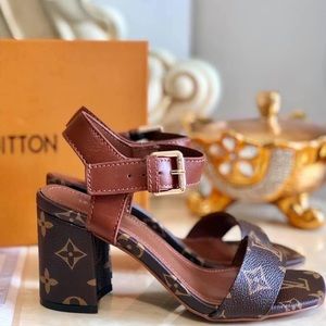 Sandals with heels